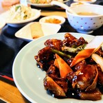 水海園 - 黒酢豚ランチ　770円

あっつあっつ！やや酢が強めの確りした味付けで、
豚肉は固くはないが、歯応えしっかり目で、
噛むほどに旨味が広がります。
彩り豊かな野菜は、しゃっきり食感でGood！