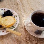 麻生珈琲店 - 英国風スコーンとブレンドコーヒー。