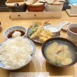 Tempura Meshi Kaneko Han Nosuke - 天ぷらは2回に分かれて配膳される。2回目の配膳のときにレンゲにたまご天ぷらがセットされる。おろしが入ったつゆでも、塩でも天ぷらはウマい