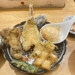 Tempura Meshi Kaneko Han Nosuke - 天ぷら（7品くらいか？）ほかにご飯、あさりの味噌汁、食べ放題のおかず3選。黒豆茶も飲み放題