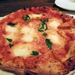 ピヨピッツァ - マルゲリータ　コン　ブフッラ。水牛のモッツァレアを使用したマルゲリータ。