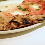 ピヨピッツァ - 薪窯による焦げも、少なめです。