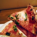 ピヨピッツァ - ピザを手に持っても、具が保持されています。