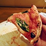 ピヨピッツァ - 薪の香ばしい香りと、高温で焼き上げたピザは、ガス窯では出せない味わいがありました。