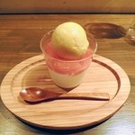 ピヨピッツァ - ココナッツのムース　グレープフルーツ マンゴーのシャーベット｡５００円だと思います。