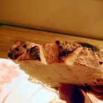 ピヨピッツァ - 自家製の窯焼きパン。