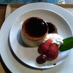 カフェ マガタ - 生クリーム＆フルーツ添え