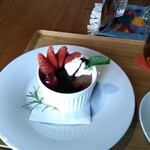 カフェ マガタ - リンリンプリンには生クリーム＆フルーツトッピング