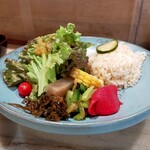 キッチン わたりがらす - サラダ煮物、漬物、ご飯プレート