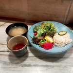 キッチン わたりがらす - 味噌汁、お茶、サラダプレート