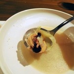 スープにはセロリが透明になって入っていました。