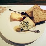 ピヨピッツァ - チーズ２種の盛り合わせ、サブレドウィッサン　フルムダンベール　２種で９５０円