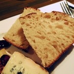 ピヨピッツァ - 結構硬いですから、丁寧に時間をかけて噛み込んでいきます。