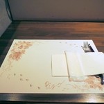 ピヨピッツァ - 着席時のテーブルセッティング。