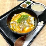 鳥めし 鳥藤 - 親子丼しお  鶏スープ、漬物付き。