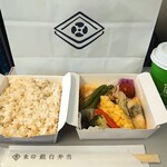 象印銀白弁当 - 菜食弁当(ご飯大盛り※250g)1,080円、特上かりがね茶(冷) 200円✨新幹線で、あったかほかほかご飯が頂けました♪