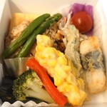 象印銀白弁当 - 菜食弁当1,080円✨天ぷら、煮浸し、だし巻き、豆腐ハンバーグ、サラダに浅漬け、付け合わせと20品目近く。常温のおかずたちがご飯をしっかり引き立てます。ヘルシーな量で腹八分目が叶う♪