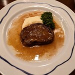 Le coupe chou - 牛ヒレ肉のステーキ　ガーリックバターソース