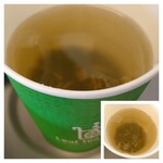 象印銀白弁当 - 特上かりがね茶(冷) 200円✨このお茶にも感動。茶葉が下層に仕込んであってメッシュで覆われている、いわば茶葉入りの紙コップ。もはや急須？淹れたてのお茶が頂けます！