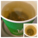 象印銀白弁当 - 特上かりがね茶(冷) 200円✨このお茶にも感動。茶葉が下層に仕込んであってメッシュで覆われている、いわば茶葉入りの紙コップ。もはや急須？淹れたてのお茶が頂けます！