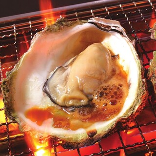 A savory aroma that will whet your appetite! Seafood grilled on the beach