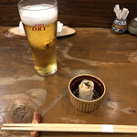 一十 - カブラの漬け物とビールで焼き鳥待ちます。