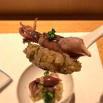 鮓 きずな - 春の訪れを感じる蛍烏賊❗️下の酢飯の方にも蛍烏賊の身、上のはスモークしています