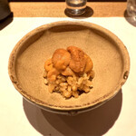 鮓 きずな - 香りが強い由良の紫雲丹をシャリに混ぜ、トロける極上の甘さに酔う‼️