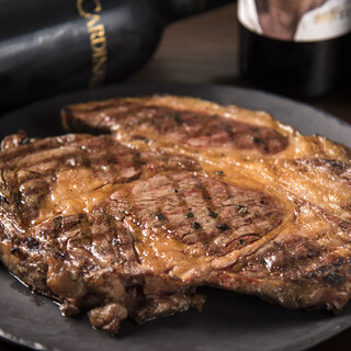 《薪焼き料理の数々》肉料理ほか熟成魚や焼き野菜メニューも美味