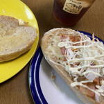 麦のめぐみ - 左は軽く焼いてマーガリンぬって、右はピザサラダトーストに。