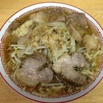 ラーメン二郎 - 小ブタラーメン 800円　麺半分・ニンニク・カラメ・アブラ