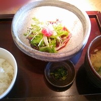 ダイナミックキッチン＆バー 響  西新宿野村ビル店 - メインの鰹のたたき