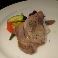 セストセンソ 新宿タカシマヤ店 - 九州産黒豚のロースハムとバラ肉の低温調理 白いんげん豆のピューレを添えて