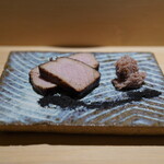 麻布十番 鮨 すずめ - 鰹の藁焼き、コーンドツナ