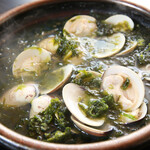 Steamed bluefin seaweed and clams in sake