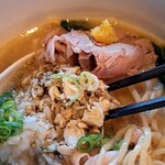 真鯛らーめん 麺魚 - 鯛のほぐしみ