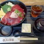 魚沼釜蔵 - 日替りランチ（鮪二色丼 ドリンクセット）（￥850(税別)）