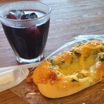 鳥居平　トリイヴィラ - ぶどうジュース＋高菜ゆず胡椒フランスパン＝324円