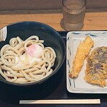 Kineya Mugimaru - 杵屋麦丸 竹橋パレスサイドビル店 ぶっかけ温玉うどん 冷 420円 ＋ 海老天 150円 ＋ なす天 120円（全て税込）