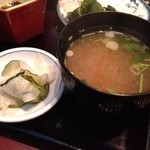 旬彩 本多 - 味噌汁、香の物。