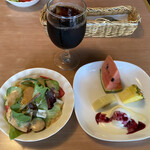 ペペ - セットのサラダ、フルーツ、アイスコーヒー