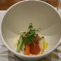 リストランテ 濱崎  - 鹿児島黒薩摩地鶏のコンソメのジュレと野菜、海老を軽く酢漬けにしたモノ、鮑