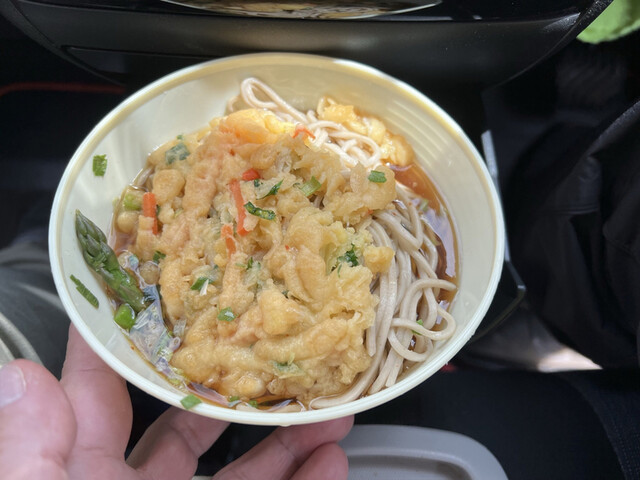 花輪食品店 自販機コーナー 美瑛 | そば・軽食が24時間購入可能