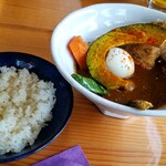 スパイスと薬膳のお店 倶利伽羅 - 料理写真:チキンのスープカリー 白米つき