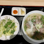 Pho Que - 牛肉フォー　野菜を潜らせて頂きます！