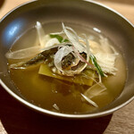 東山 吉寿 - ③椀物 ～琵琶湖産は川に出て苔を食べないので大きくならない天然鮎を椀物に。焼き茄子、茗荷、鮎の魚醤は酸味がある仕上がりが特徴ある味わい。