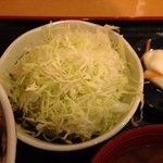 とんかつ 三金 - ロースカツ丼 ¥900 に付くキャベツ