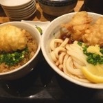 かけうどん(小)とかや玉ごはんのセット(780円)