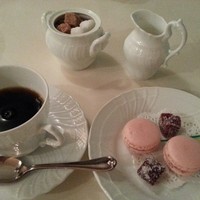 オーベルジーヌ - コーヒーとマカロン、フランボアーズゼリーの砂糖がけ