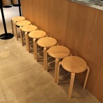 Shabu shabu Tsukada - 店内の並ぶための丸椅子